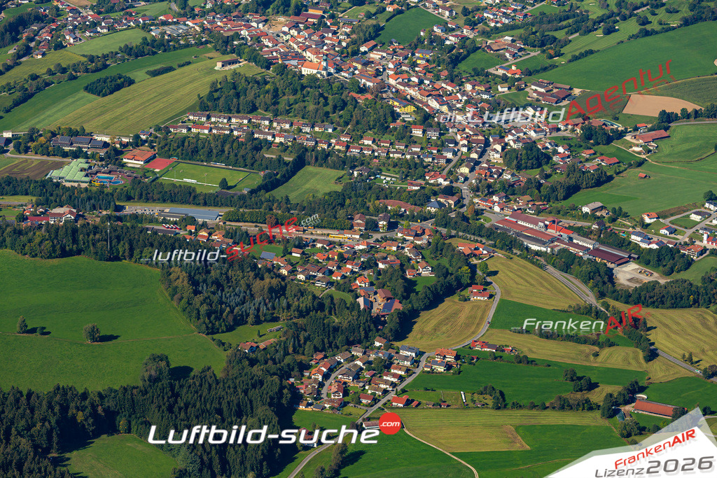 Das Luftbild der Stadt Lam wurde 2021 vom Flugzeug heraus erstellt (keine Drohne) Aufnahmehöhe ca.450 Meter- hohe Bildauflösung und Druck-Qualität garantiert!