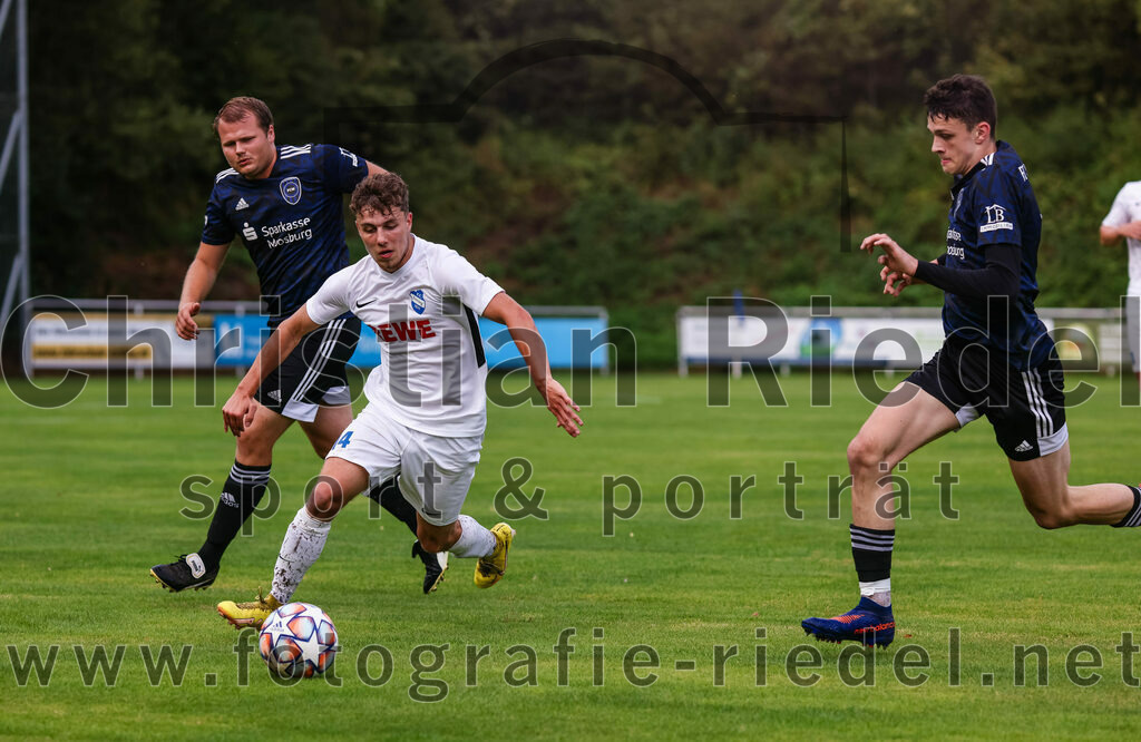 2023-07-28_034_FC_Eitting_gegen_FC_Moosburg | Eitting, Deutschland, 28.07.2023:
Fußball, Kreisliga 2023 / 2024, 1. Spieltag, FC Eitting gegen FC Moosburg, Endergebnis: 1:1

Janis Reinelt (FC Moosburg, #4), Niclas Noll (FC Eitting, #14), Fran Azdajic (FC Moosburg, #11)

Foto: Christian Riedel / fotografie-riedel.net