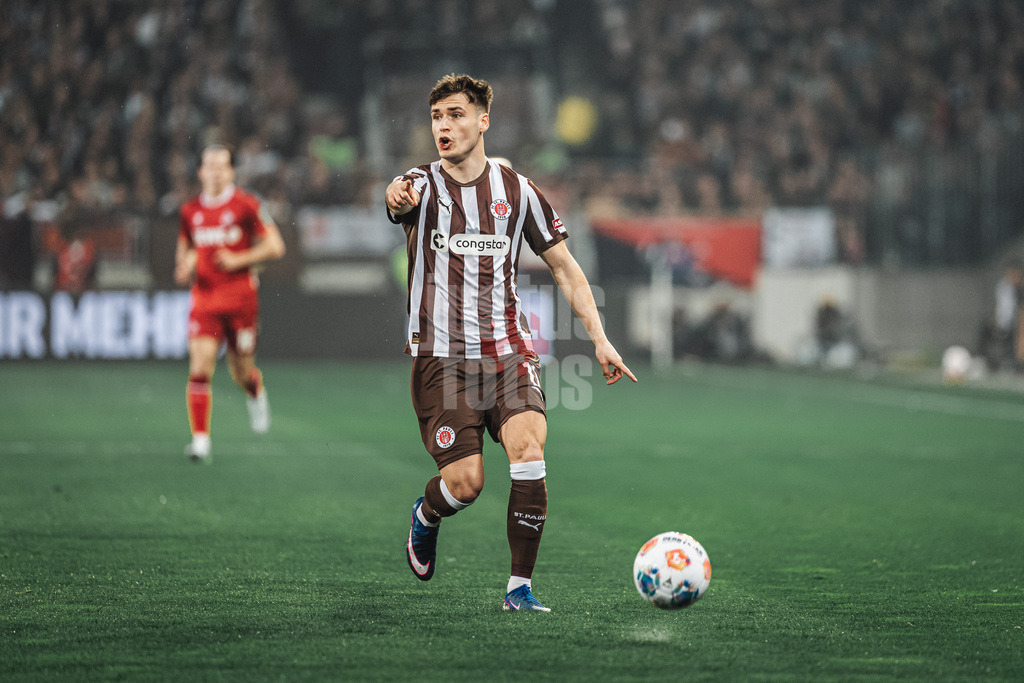 Fußball | Männer | Saison 2025/2026  | Fußball-Bundesliga | 30. Spieltag | FC St. Pauli vs. 1. FC Köln | 17.04.2026 | Arkadiusz Pyrka (#11, FC St. Pauli)