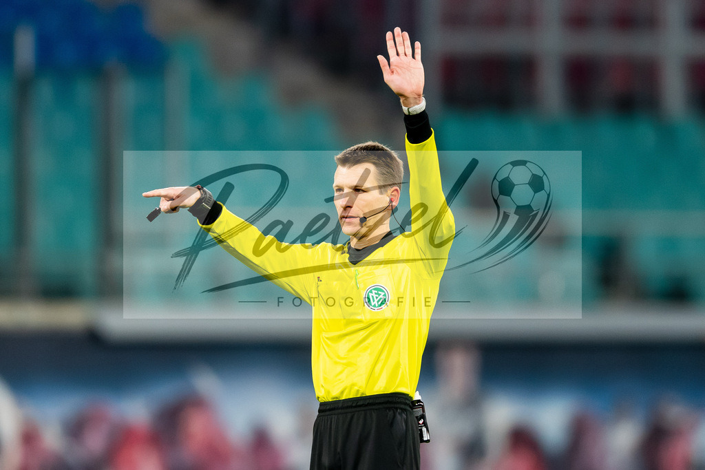 RBLLEV20211128_136 | Fussball, Herren: Schiedsrichter Benjamin Cortus gestikuliert, Gestik bei dem Spiel der 1. Bundesliga zwischen RB Leipzig und Bayer 04 Leverkusen in der Red Bull Arena am 28.11.2021 in Leipzig, Deutschland.DFB / DFL REGULATIONS PROHIBIT ANY USE OF PHOTOGRAPHS AS IMAGE SEQUENCES AND/OR QUASI-VIDEO. - Realisiert mit Pictrs.com