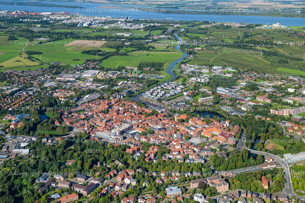 Stade_Altstadt_ELS_4856040923 | STADE 20.08.2023 Altstadtbereich und Innenstadtzentrum in Stade im Bundesland Niedersachsen, Deutschland. Weiterführende Informationen bei: Hansestadt Stade. // Old Town area and city center in Stade in the state Lower Saxony, Germany. Further information at: Hansestadt Stade. Foto: Martin Elsen