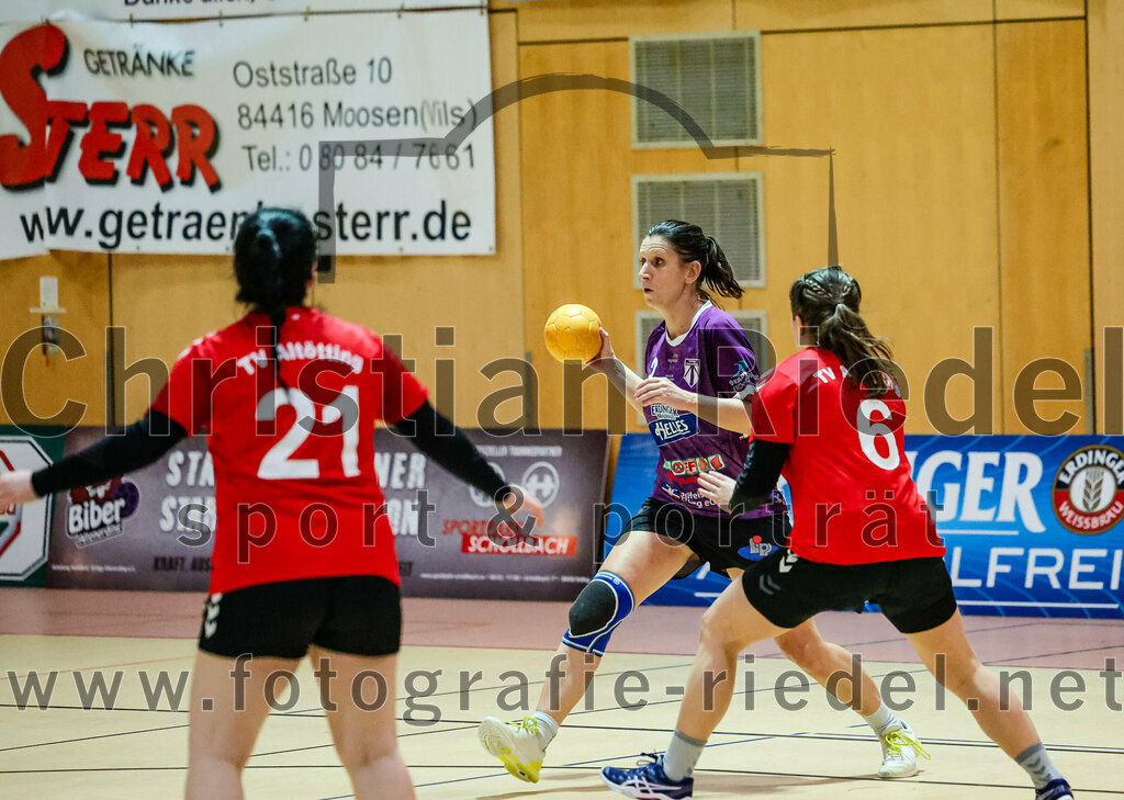 2024-01-27_022_SpVgg_Altenerding_II_gegen_TV_Altoetting_II | Erding, Deutschland, 27.01.2024:
Handball, Bezirksliga Frauen Altbayern 2023 / 2024, 10. Spieltag, SpVgg Altenerding II gegen TV Altötting II, Endergebnis: 17:29

Stefanie Schröder (TV Altötting, #21), Grit Kschischow (SpVgg Altenerding, #2), Mira Huber (TV Altötting, #6)

Foto: Christian Riedel / fotografie-riedel.net