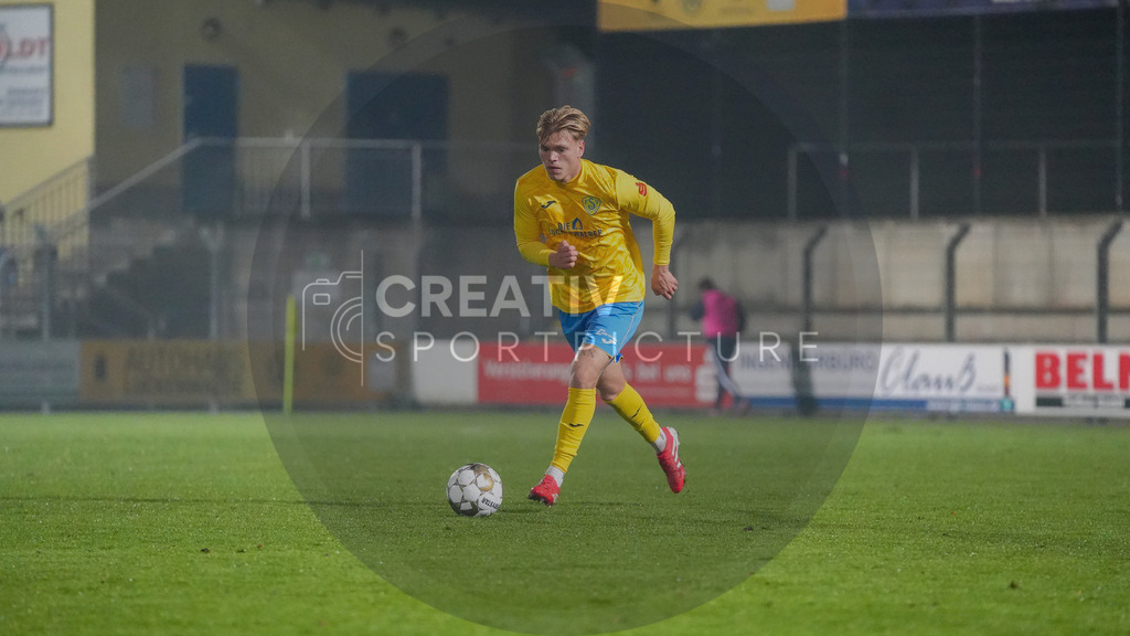 Fußball, Herren, Saison 2025/2026, Regionalliga Nordost, 15. Spieltag, FSV 63 Luckenwalde vs. Hertha BSC II, Freitag 07.11.2025, Werner-Seelenbinder-Stadion Luckenwalde, | Fußball, Herren, Saison 2025/2026, Regionalliga Nordost, 15. Spieltag, FSV 63 Luckenwalde vs. Hertha BSC II, Freitag 07.11.2025, Werner-Seelenbinder-Stadion Luckenwalde, Im Bild: Jonas Kühn (Luckenwalde) - Realisiert mit Pictrs.com