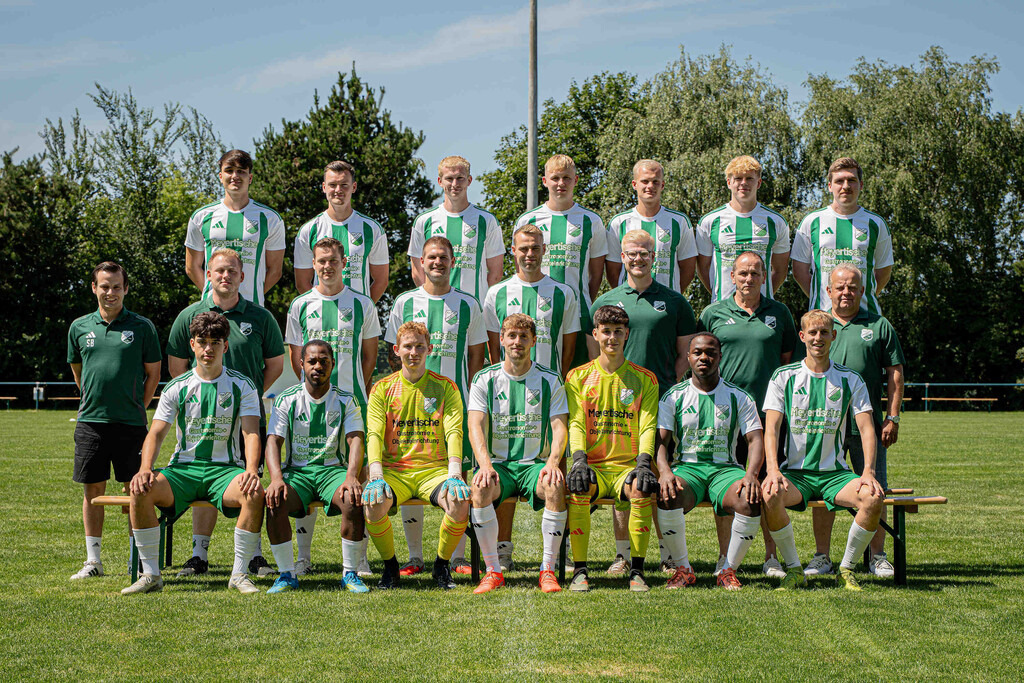 Fußball I Herren I Saison 2026-2027 I Mannschaftsfoto I TuS Lutten I Bezirksliga Weser-Ems 4 I 29280-2 | jns.sportfotos - Realisiert mit Pictrs.com