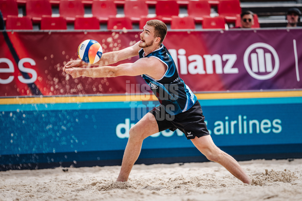 Beachvolleyball | Männer | German Beach Tour 2024 | Tourstop Bremen | 06.06.2024 | Luis Henrichs bei der Annahme