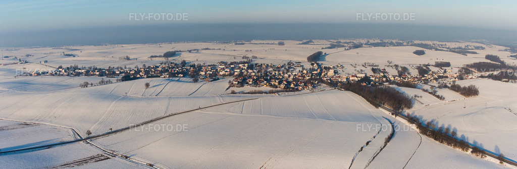 Luftbild: Panorama der winterlich schneebedeckten landwirtschaftlichen Feldern und Nutzflächen in Wintzenbach im Bundesland Bas-Rhin in Frankreich. Foto: IMG_36647-Bearbeitet.jpg vom 05.01.2011 durch Werner Riehm/FLY-FOTO.deAuflösung des Originals: 7547 x 2469 px