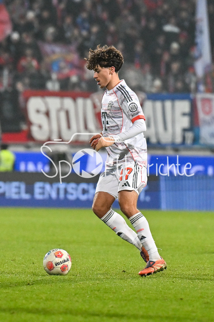 1. FC Heidenheim - FC Bayern München | HEIDENHEIM, GERMANY - 21. DECEMBER: am Ball David SANTOS (FC Bayern Munich 47) / Einzelfoto / Freisteller während dem Bundesligamatch zwischen dem 1. FC Heidenheim und dem FC Bayern München am 15. Spieltag in der Voith-Arena / DFL REGULATIONS PROHIBIT ANY USE OF PHOTOGRAPHS AS IMAGE SEQUENCES AND/OR QUASI-VIDEO