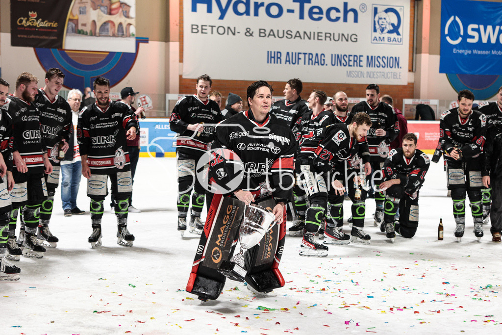 EHC Königsbrunn - TEV Miesbach | Grenzenloer Jubel beim EHC Koenigsbrunn nach dem Gewinn der Bayerliga Meisterschaft im Spiel 3 der Playoffserie gegen den TEV Miesbach / Jubel / Freude / Siegerfoto / Stefan VAJS (EHC #32)