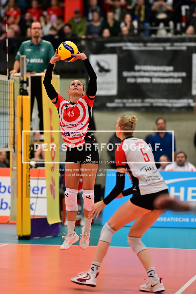 Volleyball I Frauen I Saison 2025-2026 I Bundesliga I 8. Spieltag I ETV Hamburger Volksbank Volleys - Binder Blaubären TSV Flacht I 43287 | Kathleen Weiß (13, ETV Hamburger Volksbank Volleys) - Realisiert mit Pictrs.com