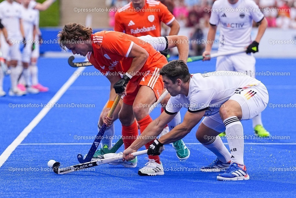xydrx16082503063 | 16.08.2025, xydrx, Herren EuroHockey Championship 2025, Finale, Niederlande - Deutschland, Sparkassenpark Mönchengladbach: Floris Middendorp (NED #77) im Zweikampf gegen Gonzalo Peillat (GER #16)