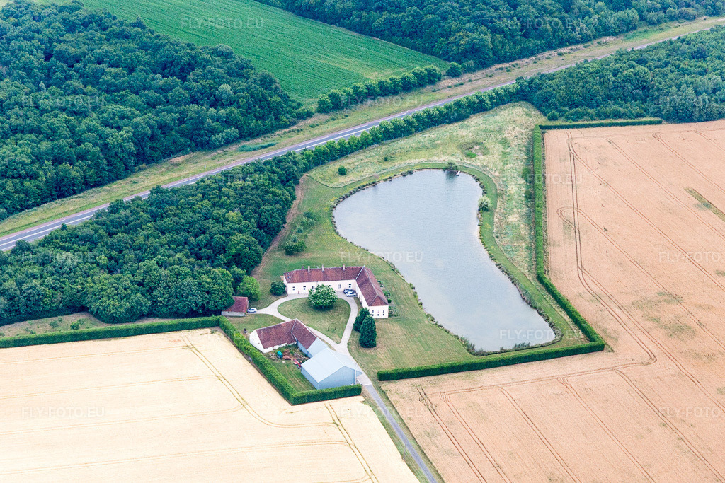 Vue aérienne: Vue de la ville à Ouzouer-sous-Bellegarde dans le département Loiret, France. Photo: IMG_101290.jpg prise le 25/06/2017 par Werner Riehm/FLY-FOTO.euRésolution de l'original: 5315 x 3544 px
