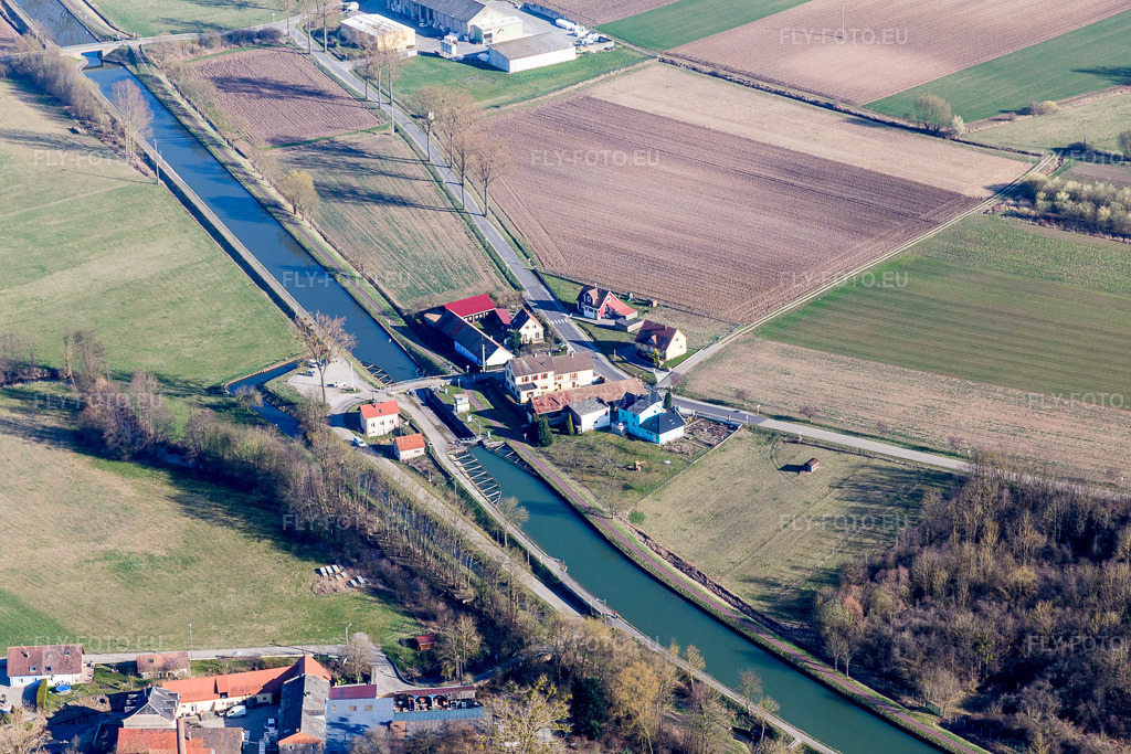 Vue aérienne: Écluse n° 38 à Lupstein dans le département Bas Rhin, France. Photo: IMG_097563.jpg prise le 16/03/2017 par Werner Riehm/FLY-FOTO.eu – Résolution de l'original: 5472 x 3648 px