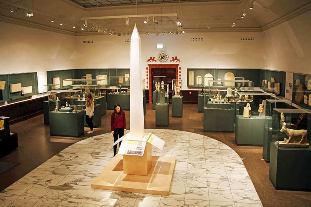 Bildlexikon Leipzig - Krochhochhaus - ehemalige Schalterhalle Ägyptisches Museum | Das Team hinter BILDLEXIKON LEIPZIG bündelt historische wie aktuelle Informationen über die Stadt Leipzig in Text und Bild auf einer Plattform und stellt diese der interessierten Öffentlichkeit zur Verfügung.