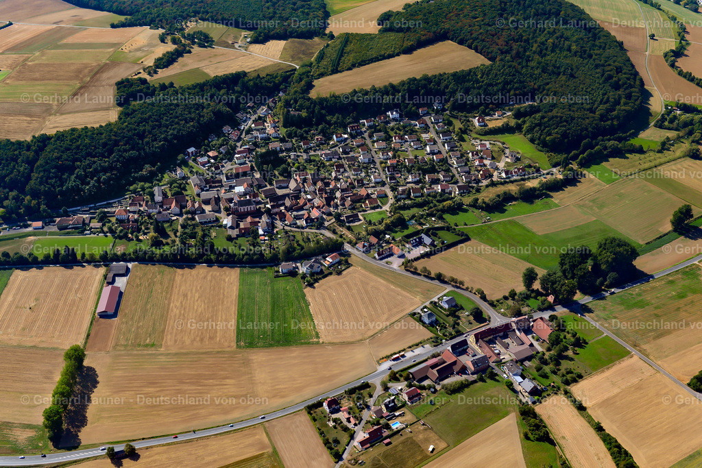 3650625 | ROßBRUNN 13.09.2016 Stadtansicht vom Stadtrand angrenzend an landwirtschaftliche Feldern  in Roßbrunn im Bundesland Bayern, Deutschland // City view from the outskirts with adjacent agricultural fields  in Roßbrunn in the state Bavaria, Germany Foto: Gerhard Launer