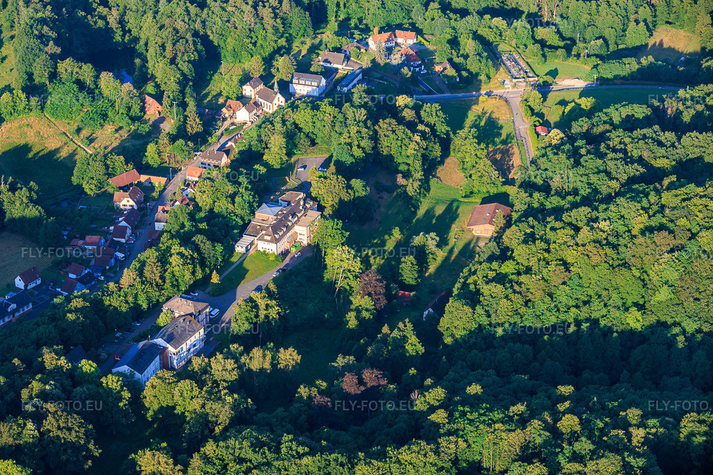 Vue aérienne: Vue du village dans le Lautertal depuis le nord avec le Mont des Oiseaux à le quartier Weiler in Wissembourg dans le département Bas Rhin, France – .Photo: IMG_157812.jpg prise le 19/06/2026 par Werner Riehm/FLY-FOTO.eu – Résolution de l'original: 6000 x 4000 px – WWW.MONTDESOISEAUX.FR
