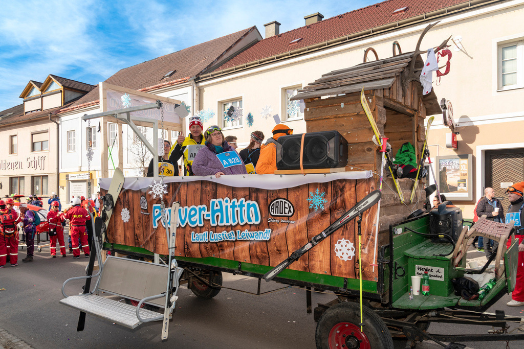 Umzug2025-107_9031 | Fotostrecke: FASCHINGSUMZUG 2025 in Loosdorf. 22 Masken(gruppen)-Teilnehmer: Loosdorfer Vereine, Wirtschaftstreibende, Gemeindeabordnungen sowie Kreditinstitute. rund 700 Besucher entlang der Hauptstrasse. Veranstaltungs-Sicherung durch Mannschaft der FF-Loosdorf mit schwerem Gerät. Maskenprämierung am EKZ-Platz durch Bgm. Thomas Vasku in den Kategorien: Bester Festwagen (Fa. gkonzept-Groissenberger; Beste Personengruppe-ASK-Loosdorf; Beste Einzelperson; Weiteste Anreise-FF Schollach;