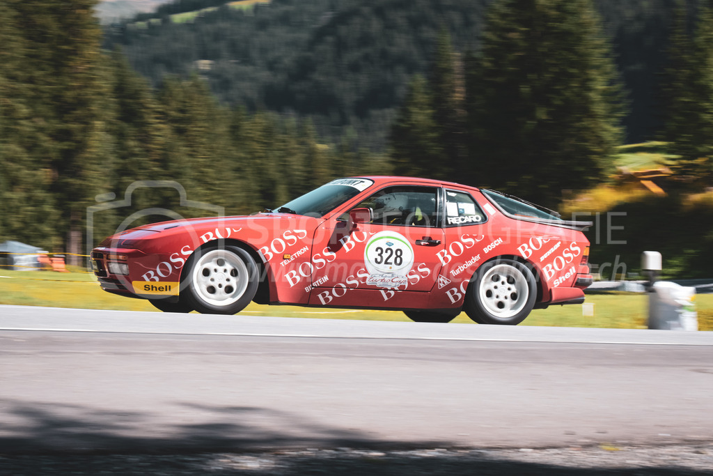 21. Arosa ClassicCar 2025 - 6. =September= 2025 | Markus Müllhaupt aus Winterthur (SUI) in einem Porsche 944 Turbo aus dem Jahre 1985 mit Startnummer 328 am Arosa ClassicCar 2025 in der Kategorie Sport Trophy..@arosaclassiccar, @arosa.official, #arosaclassiccar, #arosa, #76curves, #classiccarBild: Sportfotografie Markus Aeschimann | www.markus-aeschimann.ch - Realisiert mit Pictrs.com
