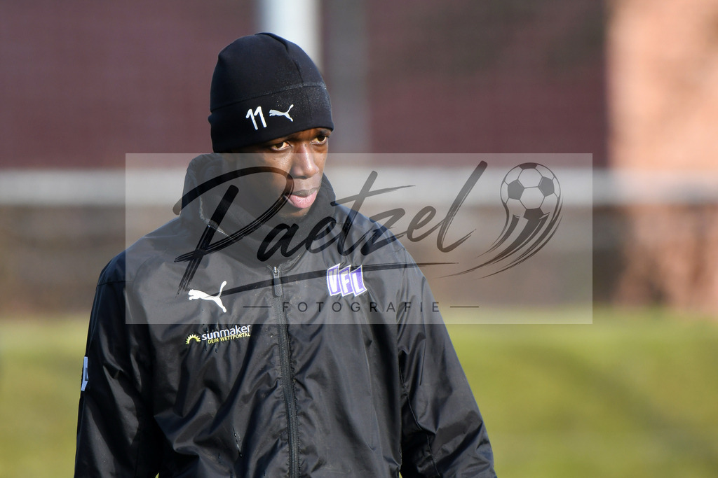 20200126_TRAOSN_0062 | Fußball, Herren: Assan Ceesay (VfL Osnabrück) schaut beim Training des VfL Osnabrück am 26.01.2020 im Sportpark Illoshöhe in Osnabrück, Deutschland.(Foto von Nico Paetzel) - Realisiert mit Pictrs.com