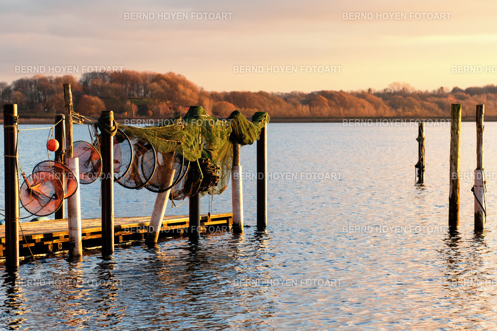 no fishing | Foto an der Schlei in Schleswig (Schleswig-Holstein), Deutschland. Die Aufnahme an der Schlei in der Fischersiedlung Holm habe ich nur leicht nachbearbeitet. | Photo at the Schlei in Schleswig (Schleswig-Holstein), Germany. I only slightly reworked the photo at the Schlei in the fishing settlement Holm. - Realisiert mit Pictrs.com