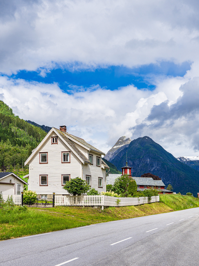Straße und Häuser in Fjærland in Norwegen | Straße und Häuser in Fjærland in Norwegen.