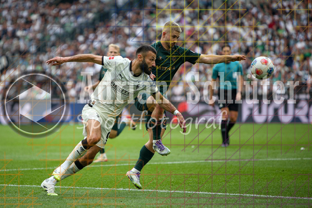 Borussia Mönchengladbach vs SV Werder Bremen - Bundesliga  | Mönchengladbach, Deutschland, 14.09.25:   Franck Honorat (Borussia Mönchengladbach) und Romano Schmid (SV Werder Bremen) im Kampf um den Ball waehrend des Spiels der Bundesliga zwischen Borussia Mönchengladbach vs SV Werder Bremen im Stadion im Borussia Park(Foto von Brauer-Fotoagentur / Adrian Schlueter)