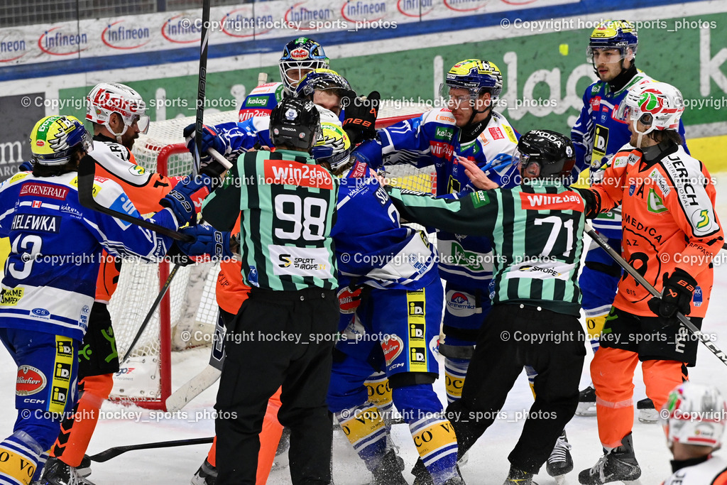 EC IDM WÄRMEPUMPEN VSV vs. MOSER MEDICAL GRAZ99ERS | #5 Kasper Kotkansalo Graz 99ers, #13 Michael Schiechl Graz 99ers, #13 Adam Helewka EC VSV, #77 Philipp Lindner EC VSV, #43 Julian Raspotnig EC VSV, NOTHEGGER DAVID Referee, ZACHERL PATRICK Referee, #17 Manuel Ganahl Graz 99ers, #40 Elias Wallenta EC VSV, EC IDM WÄRMEPUMPEN VSV vs. MOSER MEDICAL GRAZ99ERS, EC IDM WÄRMEPUMPEN VSV vs. MOSER MEDICAL GRAZ99ERS am 17.03.2026 in Villach (Stadthalle Villach), Austria, (Photo by Bernd Stefan)