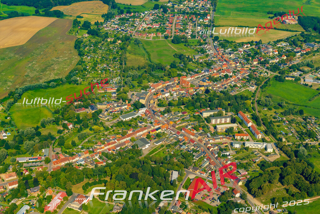 Bild der Stadt Brüel - Die Luftaufnahme wurde 2025 vom UL-Flugzeug heraus erstellt ( keine Drohne ) - Hochauflösende Luftaufnahme - für professionelle Ausdrucke geeignet. Die Geschenkidee !Hier alle&nbsp;Infos zur Lizenzierung der LuftaufnahmeWir fliegen auch dieses Jahr wieder in Ihre Region um Luftbilder zu erstellen.- Luftbild anfragen