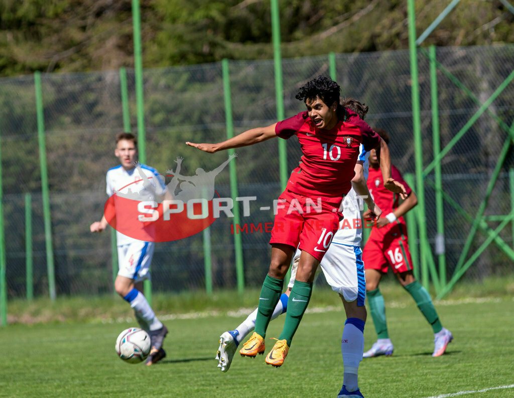 Portugal  U15 -Czech Republic U15 | JIRI MICEK (Czech Republic #4) JOÃO SIMÕES (Portugal #10) RAFAEL MELO (Portugal #16)  ; Portugal  U15 -Czech Republic U15 am 29.04.2022 in Arnoldstein
(Sportplatz), AUSTRIA, (Photo by Ernst Krawagner sport-fan.at) - Realisiert mit Pictrs.com