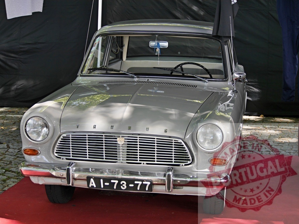 Ford Taunus P3 classic car at auto show | Ford Taunus P3 vintage car displayed on red carpet - Realisiert mit Pictrs.com