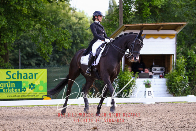 DKP41525 | Turnierfotos kaufen im Webshop von Daniel Kuhl Photography – entdecke professionelle Reitsportfotos aus Turnieren & Events. Hochwertige Turnierbilder online bestellen & sichern. Jetzt Fotos von Reitsportturnieren kaufen!