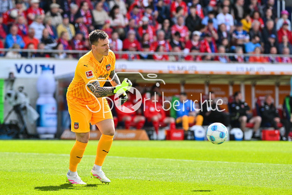 1. FC Heidenheim - FC Bayern München | am Ball Kevin MUELLER (Heidenheim 1) / Einzelfoto / Freisteller / Bundesliga: 1. FC Heidenheim - FC Bayern Muenchen, Voith Arena am 19.04.2025