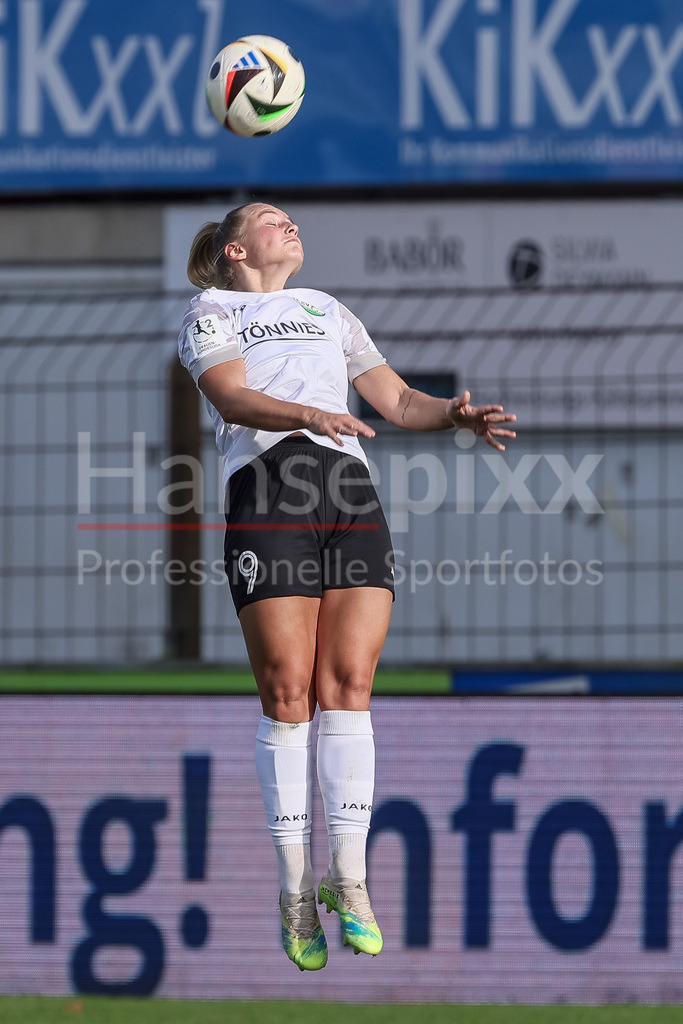 Fussball, 2. Frauen-Bundesliga, SV Meppen - FSV Gütersloh 2009 | v.li.: Celina Baum (FSV Gütersloh 2009, 9) beim Kopfball, Zweikampf, Action, Aktion, Spielszene, am Ball, Freisteller, Einzelbild, Ganzkörper, Aktion, Action, Spielszene, DIE DFB-RICHTLINIEN UNTERSAGEN JEGLICHE NUTZUNG VON FOTOS ALS SEQUENZBILDER UND/ODER VIDEOÄHNLICHE FOTOSTRECKEN. DFB REGULATIONS PROHIBIT ANY USE OF PHOTOGRAPHS AS IMAGE SEQUENCES AND/OR QUASI-VIDEO.