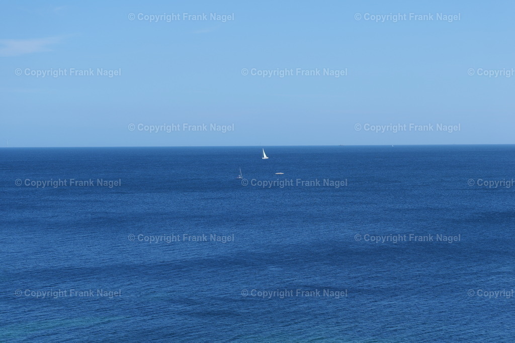 Die blaue Ostsee | Diese grandiose Aussicht auf die Ostsee genießt man von einer Aussichtsplattform auf Kap Arkona.  - Realisiert mit Pictrs.com