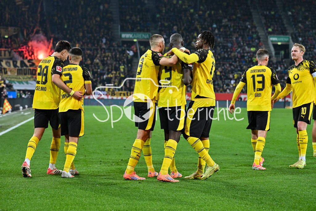 FC Augsburg - Borussia Dortmund | AUGSBURG, GERMANY - Serhou GUIRASSY (Borussia Dortmund 9) celebrates the goal to 0-1 during the bundesliga match between FC Augsburg vs. Borussia Dortmund on matchday 9 at WWK Arena on October 31, 2025 in Augsburg, Germany / DFL REGULATIONS PROHIBIT ANY USE OF PHOTOGRAPHS AS IMAGE SEQUENCES AND/OR QUASI-VIDEO / Carney CHUKWUEMEKA (Borussia Dortmund 17)