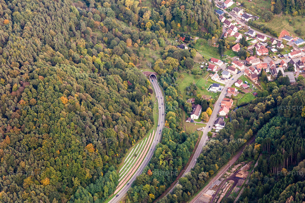 Luftbild: Ein- und Ausfahrt des B48 Tunnel im engen Tal der Queich in Rinnthal im Bundesland Rheinland-Pfalz in Deutschland. Foto: IMG_103803.jpg vom 01.10.2017 durch Werner Riehm/FLY-FOTO.de