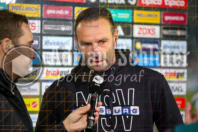 MSV Duisburg vs FC Hansa Rostock - 3. Liga | Duisburg, Deutschland, 03.10.25:   Trainer Dietmar Hirsch (MSV Duisburg) im Interview waehrend des Spiels der 3. Liga MSV Duisburg vs FC Hansa Rostock in der schauinsland-reisen-arena(Foto von Brauer-Fotoagentur / Adrian Schlueter)