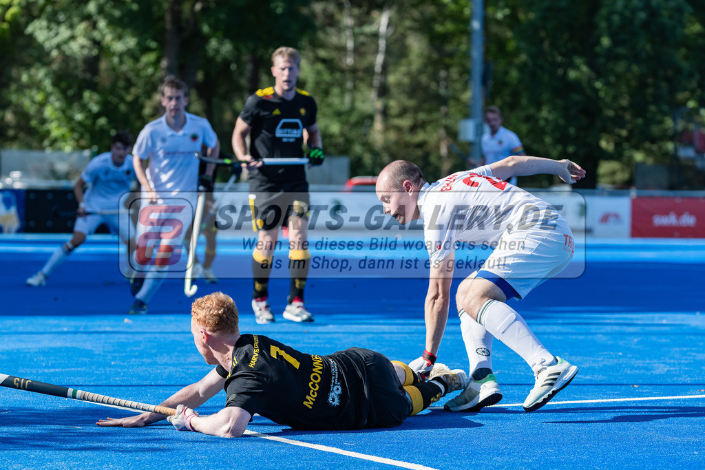 HK_20231001_104999 | 1.Bundesliga Herren Crefelder HTC - Harvestehuder THC am 1.10.2023 CHTC, Krefeld , Abdrew Mcconnell ( Harvestehuder THC ) , Ehling Jonathan ( Crefelder HTC #22 )