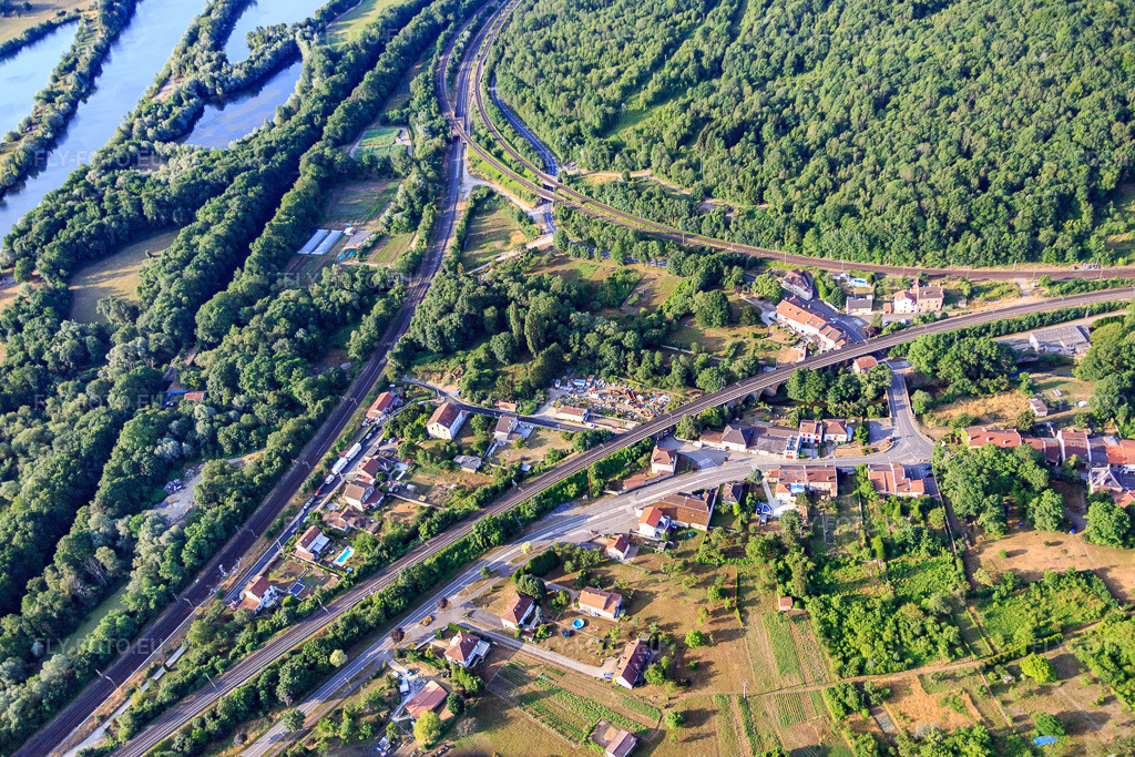Vue aérienne: Gleisdreieck à Arnaville dans le département Meurthe et Moselle, France – .Photo: IMG_083246.jpg prise le 12/07/2015 par Werner Riehm/FLY-FOTO.eu – Résolution de l'original: 5344 x 3563 px