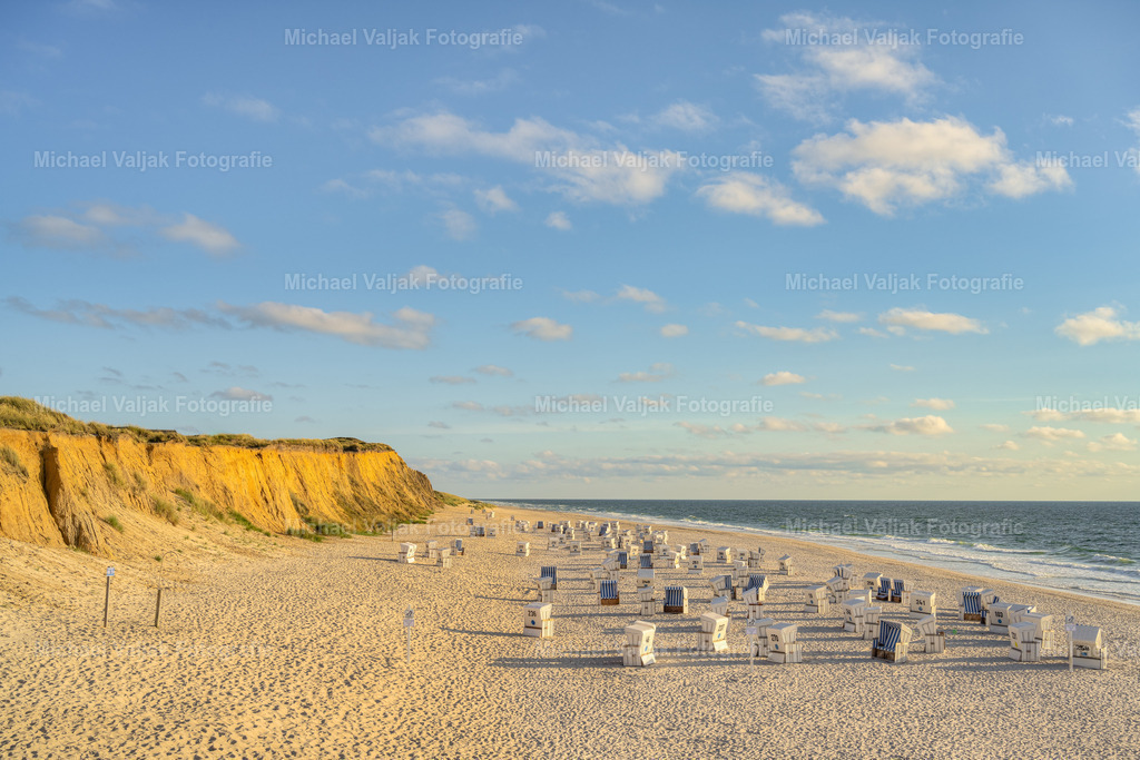 Strand beim Roten Kliff auf Sylt | Die Abendsonne taucht das Rote Kliff bei Kampen auf Sylt in ein orangefarbenes Licht. Es diente aufgrund seiner Einzigartigkeit schon früher den Seefahrern als Orientierung und ist heute eines der Wahrzeichen der Insel Sylt.  - Realisiert mit Pictrs.com