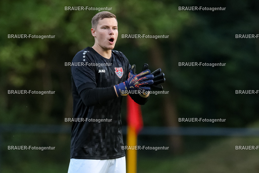 1_KFCWAT_20250723_1080.JPG -  - KFC Uerdingen - SG Wattenscheid 09 - Testspiel | Krefeld, Deutschland, 23.07.25: Torwart Jonas Holzum (KFC Uerdingen) gestikuliert, Gestik waehrend des Testspiel Spiels zwischen KFC Uerdingen - SG Wattenscheid 09 in der Covestro Sportpark am 23. July 2025 in Krefeld, Deutschland. (Foto von Stefan Brauer/Brauer-Fotoagentur)