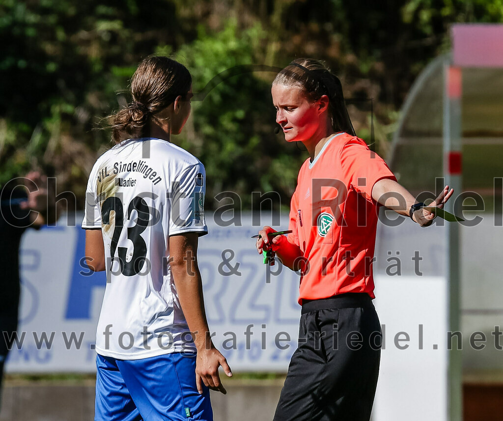 2023-09-16_067_FC_Forstern_gegen_VfL_Sindelfingen_Ladies_I | Forstern, Deutschland, 16.09.2023:
Fußball, B-Juniorinnen-Bundesliga Süd 2023 / 2024, 2. Spieltag, FC Forstern gegen VfL Sindelfingen Ladies I, Endergebnis: 4:1

Johanna Buck (VfL Sindelfingen Ladies I, #23), Schiedsrichterin Lena Krämling

Foto: Christian Riedel / fotografie-riedel.net