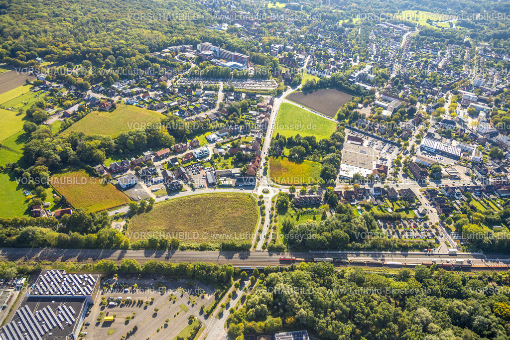 Hamm250901382 | Luftbild, Wohngebiet mit Kreisverkehr Vogelstraße, Frielicker Weg und Ahlener Straße, Wiesenflächen, hinten die St. Barbara-Klinik, Stadtbezirk Heessen, Hamm, Ruhrgebiet, Nordrhein-Westfalen, Deutschland