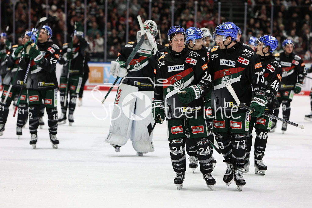 Augsburger Panther - EHC RB München | Grenzenloser Jubel der Panther nach dem Sieg gegen Muenchen / Thomas Jordan TREVELYAN (AEV #24) und Matthew PUEMPEL (AEV #73)