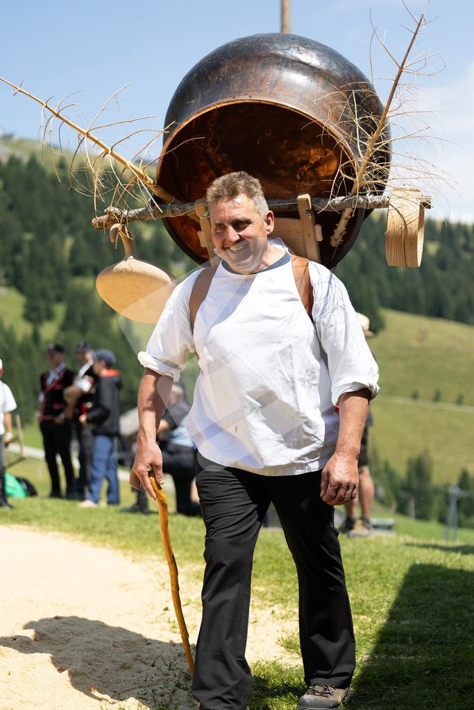 Rigi2025_2092 | Die Schwinger des Schwyzer Kantonalen Schwingerverbandes: Fotos, die Dynamik und Leidenschaft festhalten, sowie emotionale Momente aus dem traditionellen Schwingsport zeigen. - Realisiert mit Pictrs.com