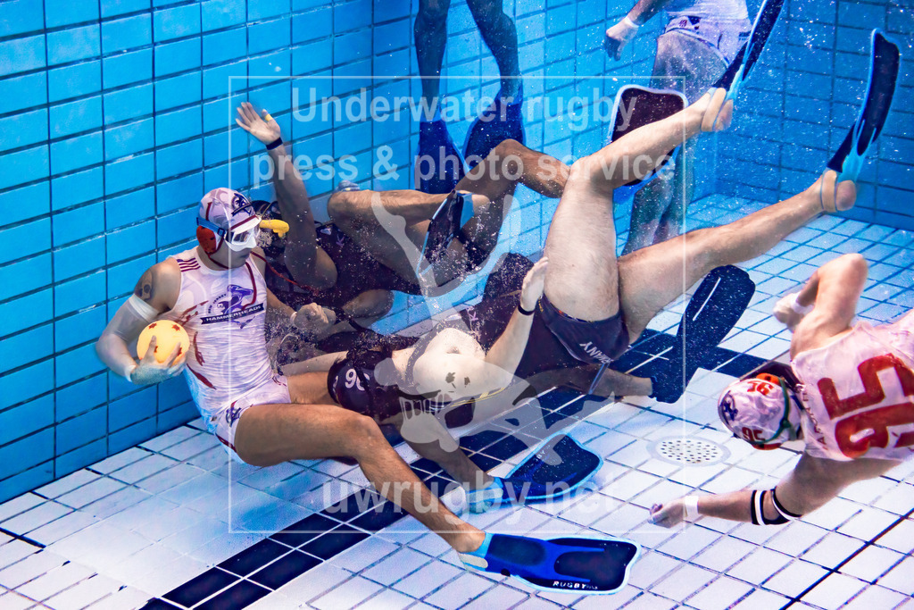 24. - 26.11.2023: Unterwasser-Rugby Champions Cup 2023  | DUC Krefeld (Deutschland) in blau gegen NJ Hammerheads (USA) in weiß. Sebastian Giraldo verteigt den Ball vor dem Tor des Deutschen Meister DUC Krefeld. - Realisiert mit Pictrs.com