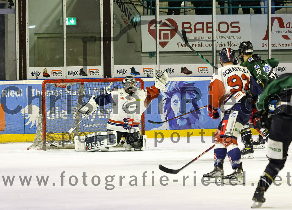 2023-03-03_093_TSV_Erding_gegen_ESC_Kempten | Erding, Deutschland, 03.03.2023:
Eishockey, Bayernliga Playoffs 2022 / 2023, Viertelfinale, TSV Erding gegen ESC Kempten, Endergebnis: 9:3

Torwart Danny Schubert (ESC Kempten, #29), Maximilian Schäffler (ESC Kempten, #92), Daniel Krzizok (Erding Gladiators, #18)

Foto: Christian Riedel / fotografie-riedel.net