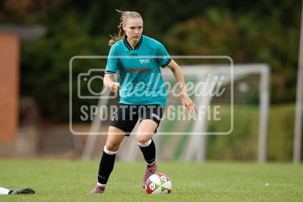 Fußball I Frauen I Westfalenpokal 26-27 I DJK GW Amelsbüren - SSV Rhade  I 18805 | Vivien Grosser (3, SSV Rhade) dribbelt mit dem Ball. - Realisiert mit Pictrs.com