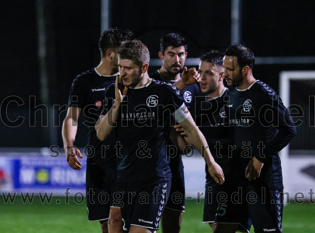 2024-03-15_103_FC_Schwaig_gegen_1_FC_Garmisch-Partenkirchen | Oberding, Deutschland, 15.03.2024:
Fußball, Landesliga Südost 2023 / 2024, 25. Spieltag, FC Schwaig gegen 1. FC Garmisch-Partenkirchen, Endergebnis: 4:0

Jubel nach dem 2:0 durch Raffael Ascher (FC Schwaig, #9), Tobias Jell (FC Schwaig, #2), Nils Ehret (FC Schwaig, #25)

Foto: Christian Riedel / fotografie-riedel.net