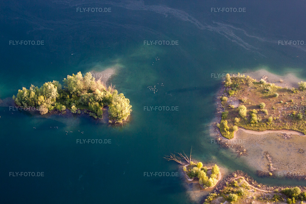 Luftbild: See- Insel auf dem Baggersee Streitköpfle in Linkenheim-Hochstetten im Bundesland Baden-Württemberg in Deutschland. Foto: IMG_64854.jpg vom 18.05.2014 durch Werner Riehm/FLY-FOTO.de