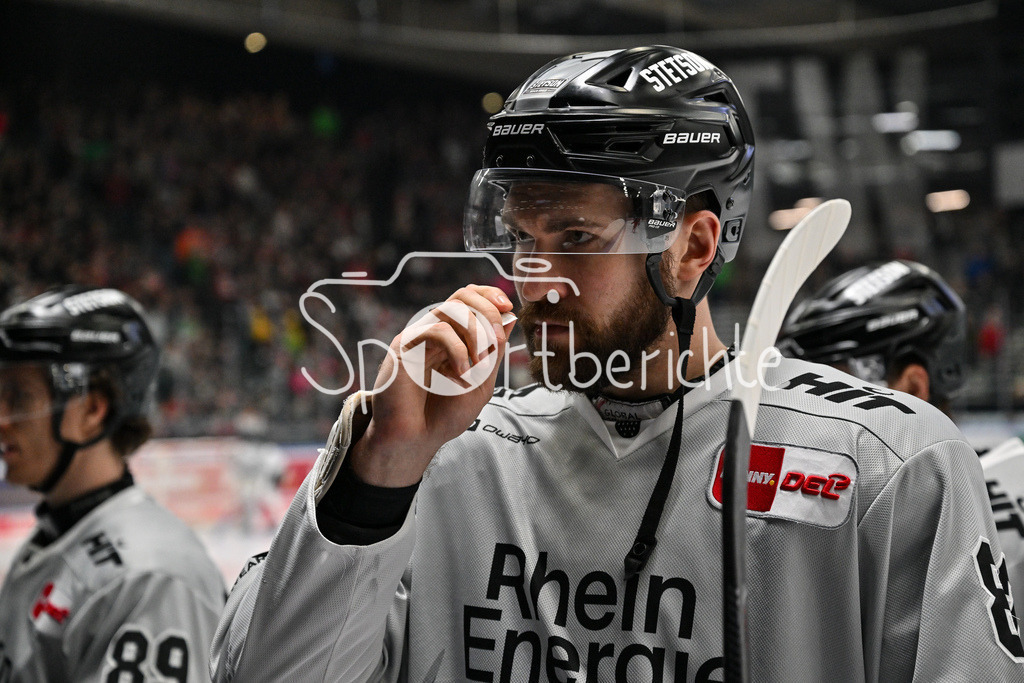 Augsburger Panther - Kölner Haie | Zu beginn des dritten Drittels riecht Alexandre GRENIER (Koelner Haie #82) / Riechampule / Riechstaebchen / DEL: Augsburger Panther - Koelner Haie, Curt Frenzel Stadion am 02.03.2025